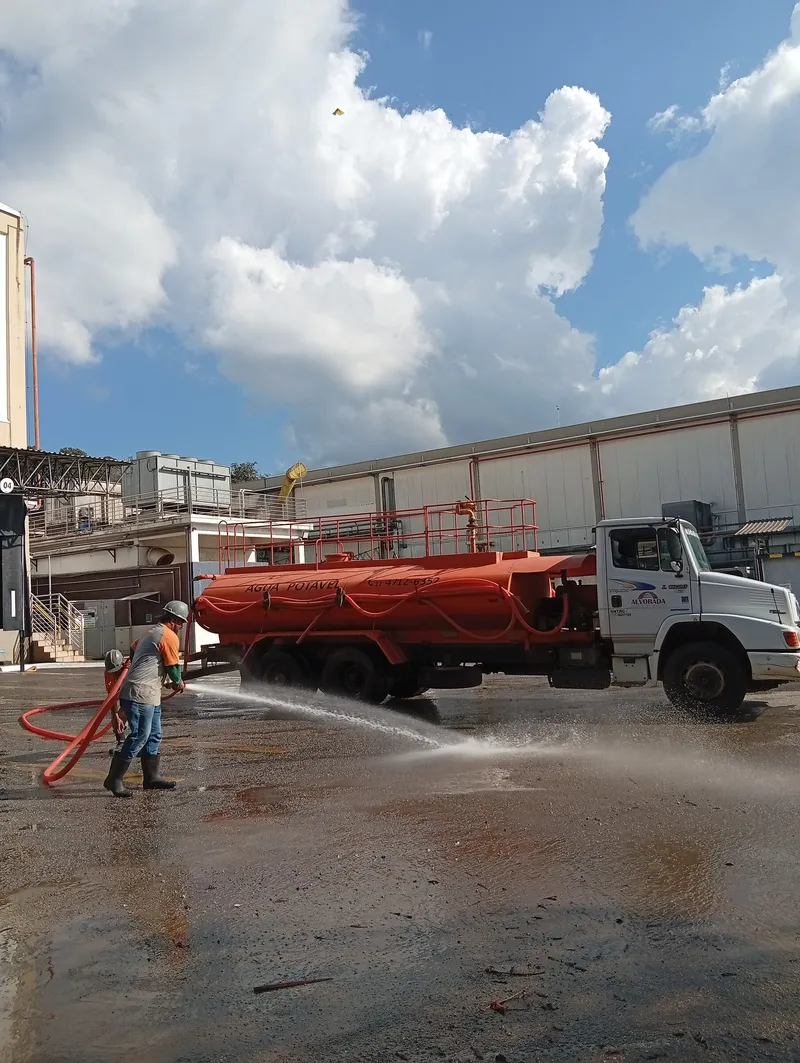 Caminhão pipa da Alvorada Saneamento em operação de lavagem no pátio industrial