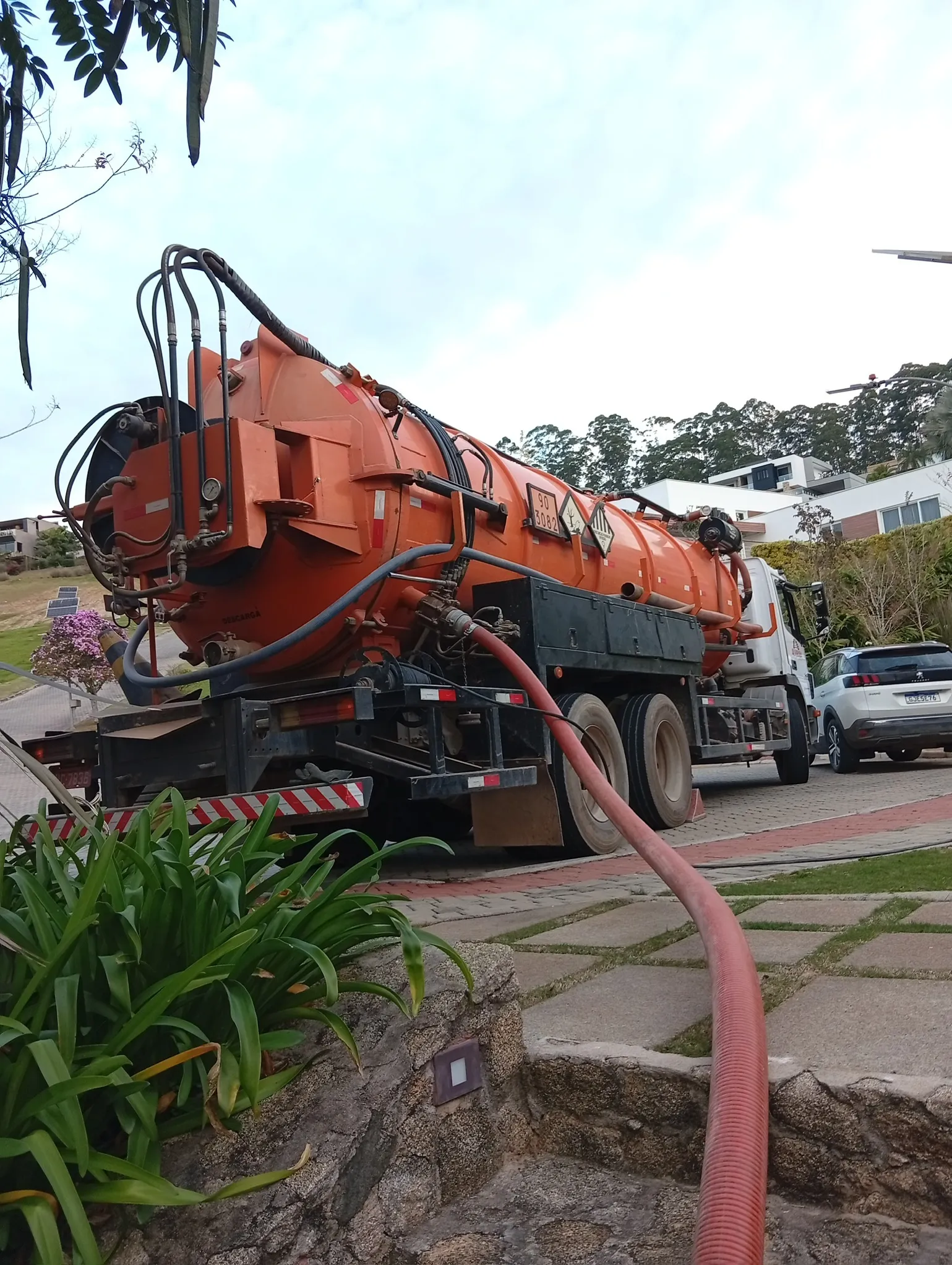 Caminhão estacionado em galpão coberto à noite
