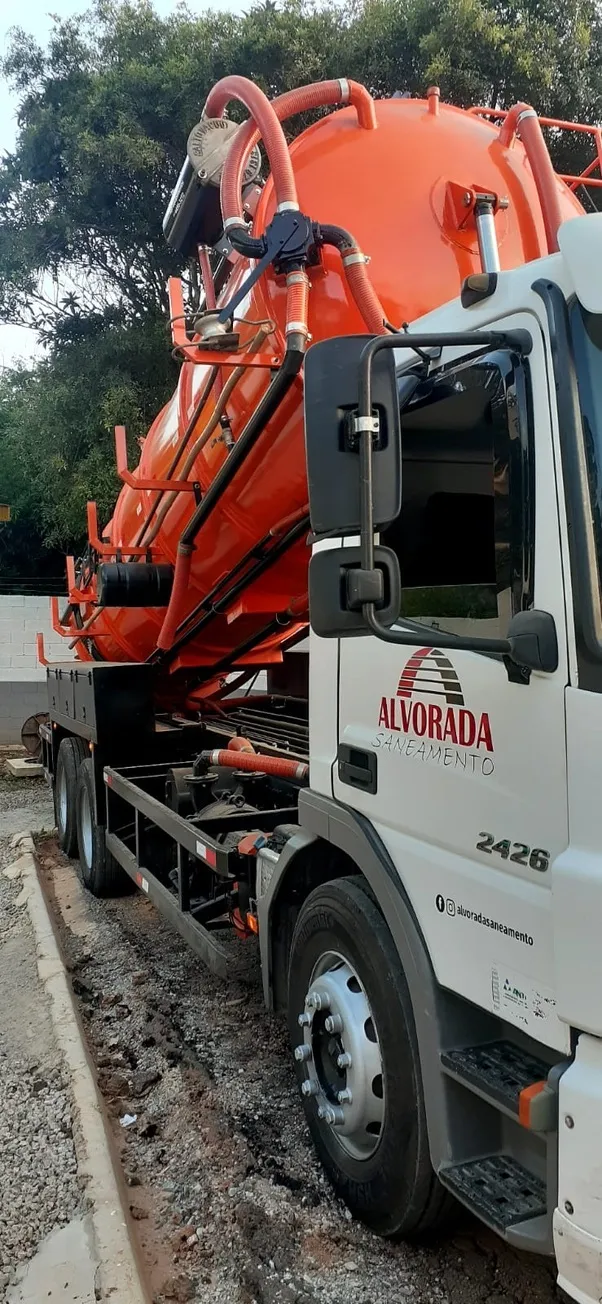 Caminhão recuado em galpão de descarga