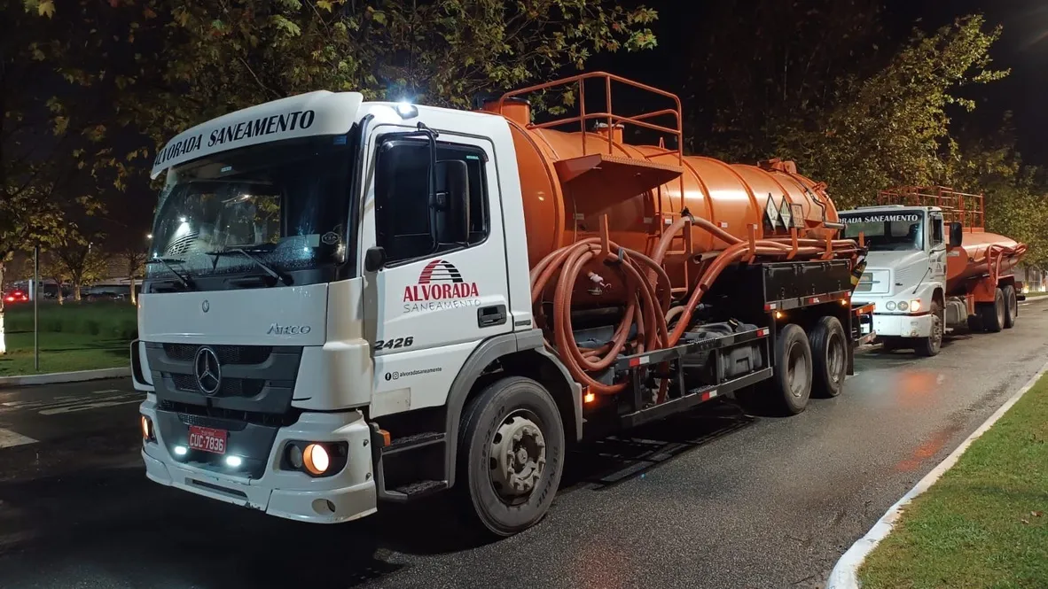 Caminhões em comboio noturno
