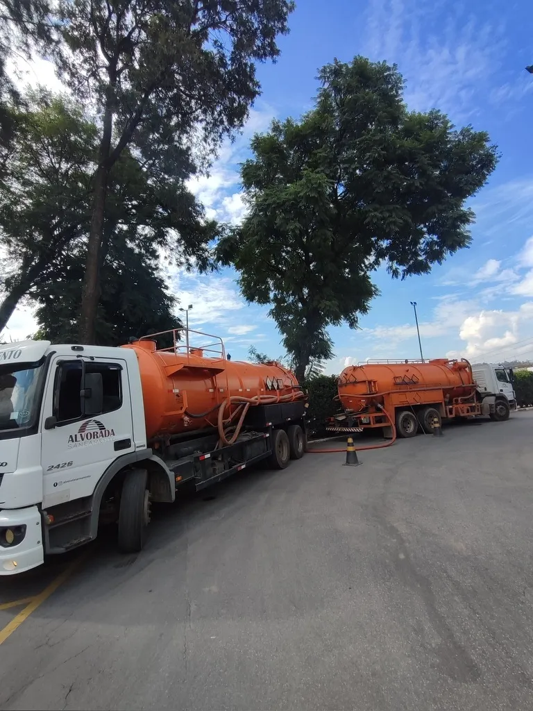 Dois caminhões da frota estacionados